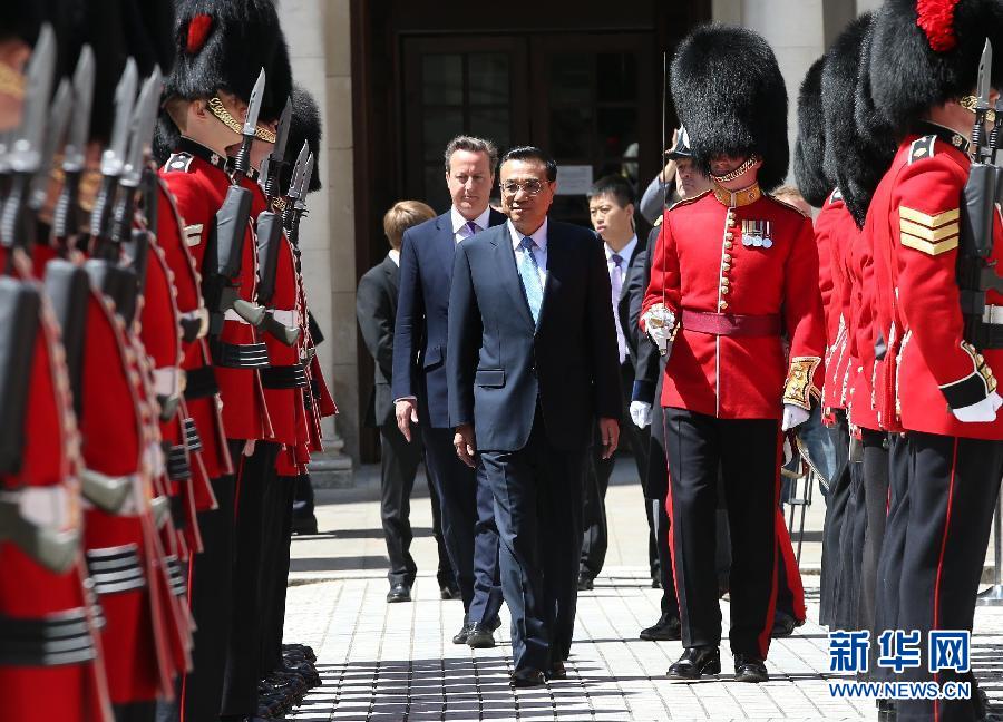 6月17日，中國國務院總理李克強在倫敦唐寧街10號首相府同英國首相卡梅倫舉行中英總理年度會晤。這是會晤前，卡梅倫為李克強舉行隆重的歡迎儀式。新華社記者 龐興雷 攝