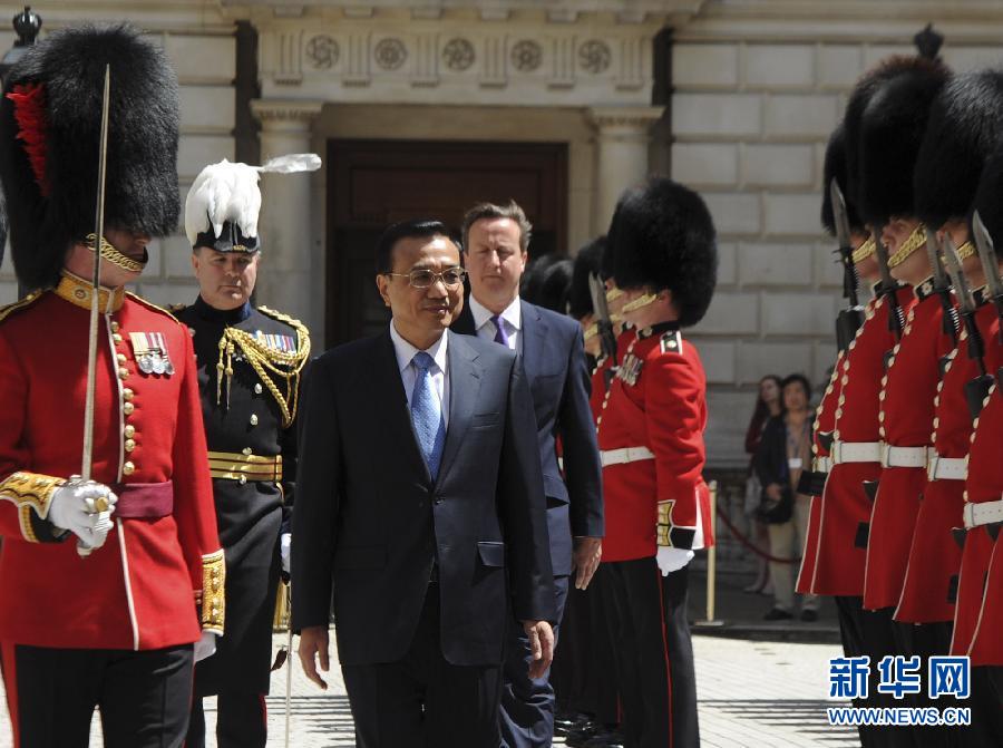 6月17日，中國國務院總理李克強在倫敦唐寧街10號首相府同英國首相卡梅倫舉行中英總理年度會晤。這是會晤前，卡梅倫為李克強舉行隆重的歡迎儀式。新華社記者 張鐸 攝  