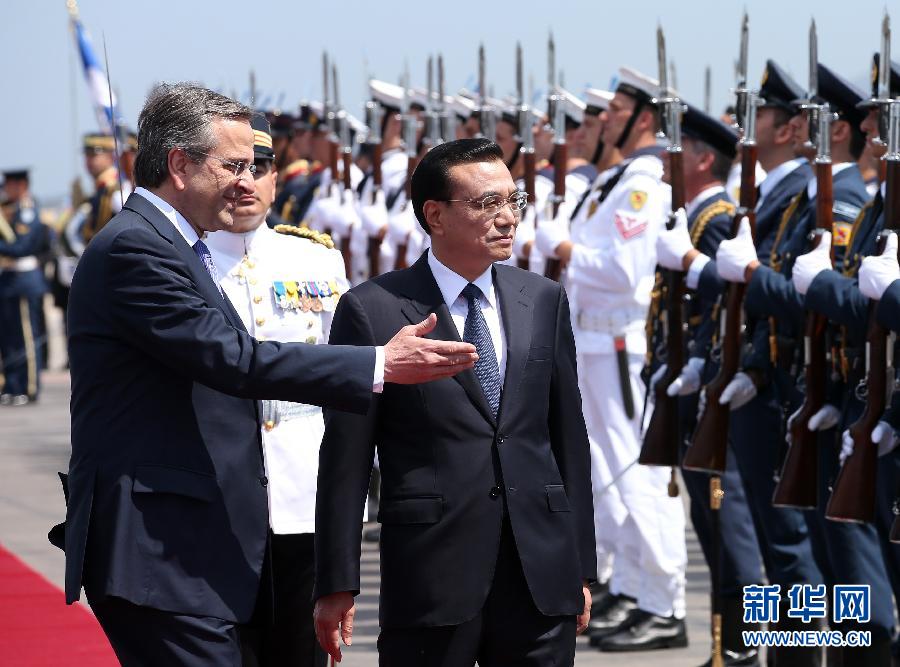 6月19日，國務院總理李克強乘專機抵達雅典國際機場，開始對希臘進行正式訪問。希臘總理薩馬拉斯在機場為李克強舉行隆重的歡迎儀式。這是李克強在薩馬拉斯的陪同下檢閱儀仗隊。新華社記者 龐興雷 攝  