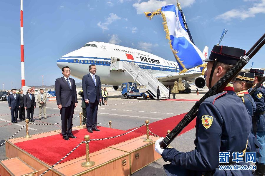 6月19日，國務院總理李克強乘專機抵達雅典國際機場，開始對希臘進行正式訪問。希臘總理薩馬拉斯在機場為李克強舉行隆重的歡迎儀式。新華社記者 李濤 攝