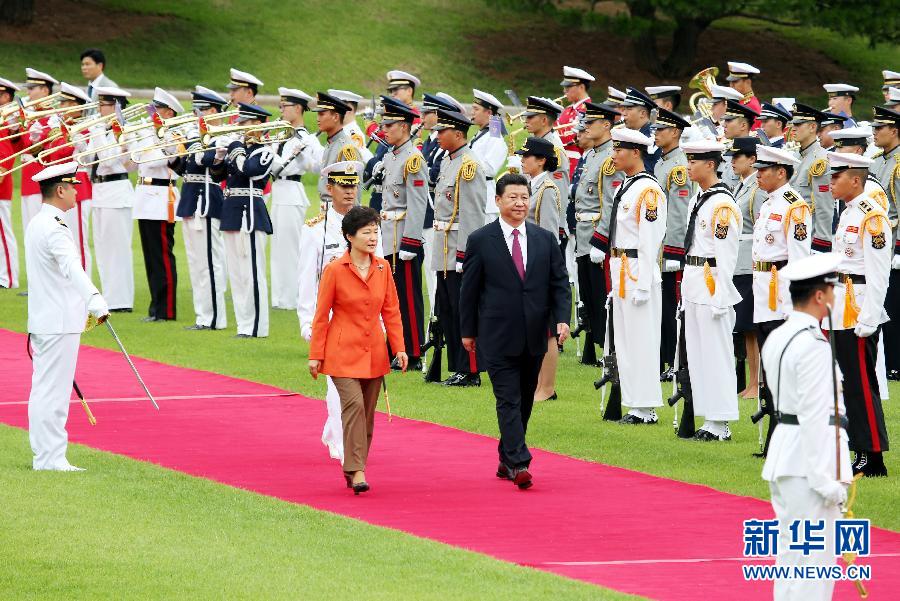 7月3日，國家主席習近平在首爾同韓國總統樸槿惠舉行會談。會談前，樸槿惠在青瓦臺總統府為習近平舉行隆重歡迎儀式。 新華社記者姚大偉攝