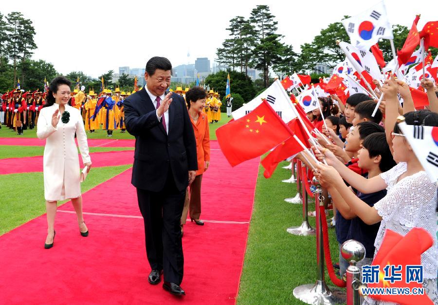 7月3日，國家主席習近平在首爾同韓國總統樸槿惠舉行會談。會談前，樸槿惠在青瓦臺總統府為習近平舉行隆重歡迎儀式。 新華社記者饒愛民攝 