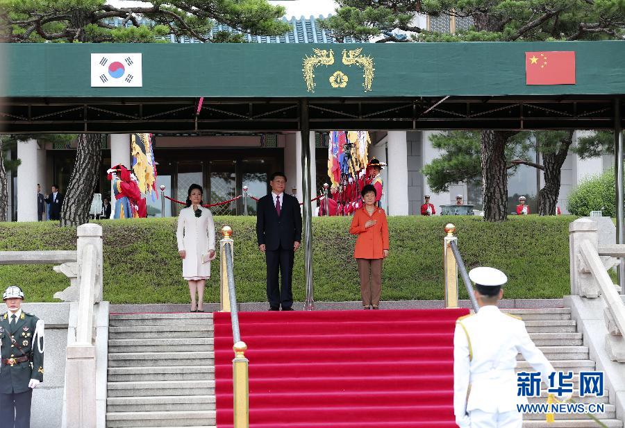 7月3日，國家主席習近平在首爾同韓國總統樸槿惠舉行會談。會談前，樸槿惠在青瓦臺總統府為習近平舉行隆重歡迎儀式。 新華社記者丁林攝 