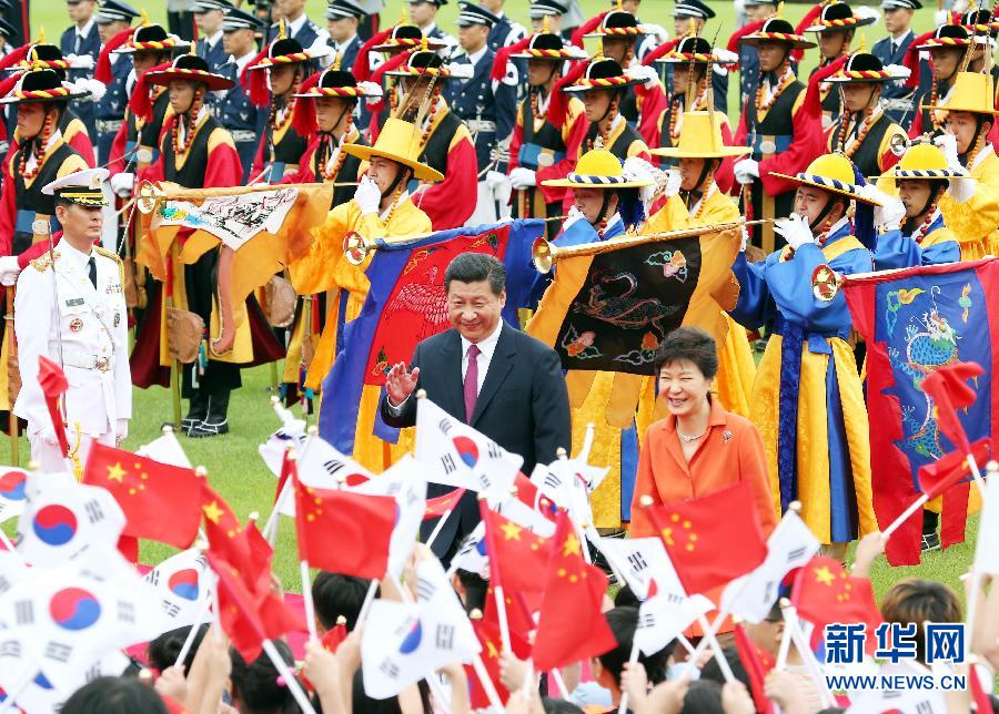 7月3日，國家主席習近平在首爾同韓國總統樸槿惠舉行會談。會談前，樸槿惠在青瓦臺總統府為習近平舉行隆重歡迎儀式。 新華社記者姚大偉攝 