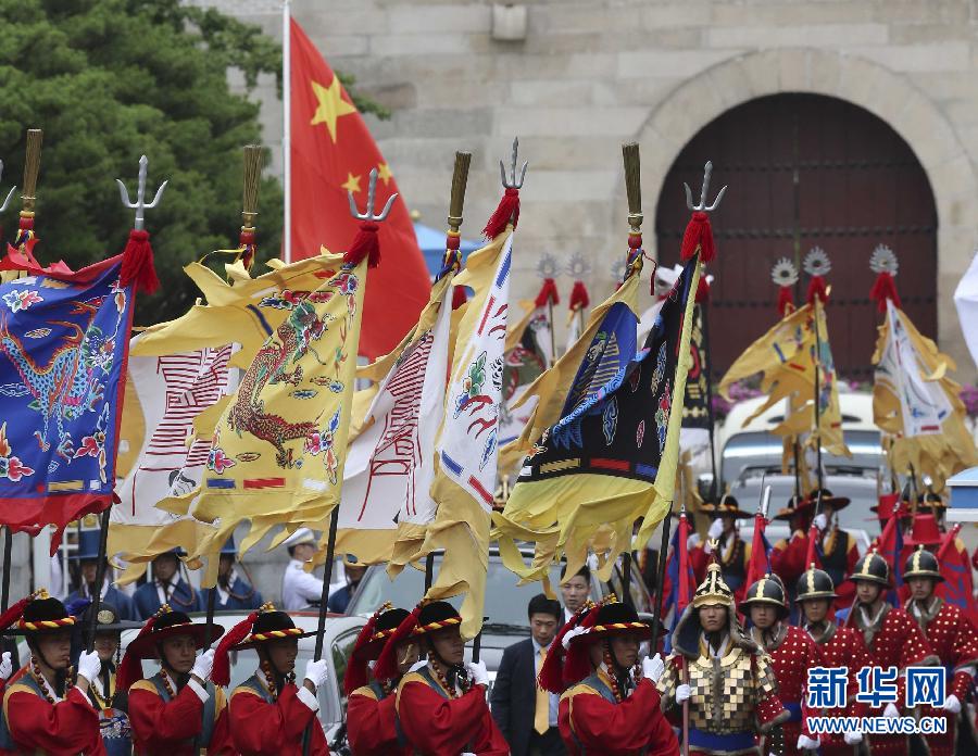 7月3日，韓國總統樸槿惠在青瓦臺總統府舉行隆重儀式，歡迎中國國家主席習近平對韓國進行國事訪問。這是習近平的車隊在身著民族服裝的韓國禮儀隊伍引導下駛入青瓦臺。新華社記者丁林攝  