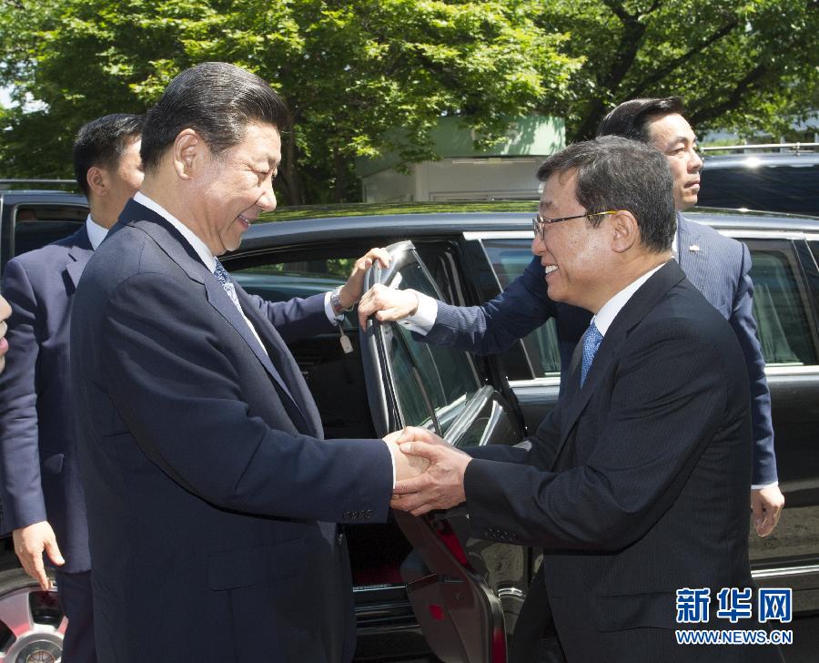 7月4日，國家主席習(xí)近平在韓國國立首爾大學(xué)發(fā)表題為《共創(chuàng)中韓合作未來　同襄亞洲振興繁榮》的重要演講。這是首爾大學(xué)校長吳然天迎接習(xí)近平主席。新華社記者 謝環(huán)馳 攝 