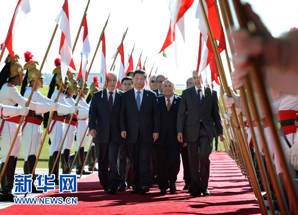 7月16日，國家主席習近平在巴西利亞會見巴西參議長卡列羅斯和眾議長阿爾維斯。這是習近平步入國會大廈。 新華社記者 劉建生 攝 