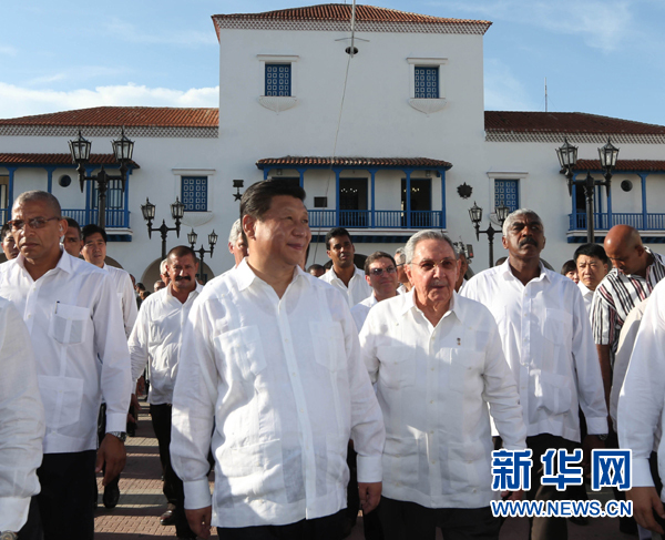 當地時間7月23日，國家主席習近平在古巴國務委員會主席兼部長會議主席勞爾·卡斯特羅全程陪同下，訪問古巴第二大城市、被稱為“英雄城”的圣地亞哥。這是習近平和勞爾參觀圣地亞哥市政府。新華社記者蘭紅光 攝