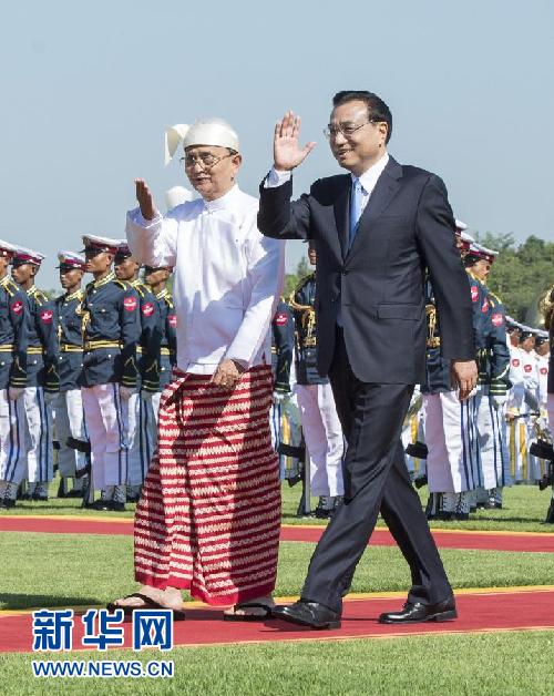 11月14日，中國國務(wù)院總理李克強(qiáng)在內(nèi)比都同緬甸總統(tǒng)吳登盛舉行會談。這是會談前，吳登盛在緬甸總統(tǒng)府前廣場為李克強(qiáng)舉行隆重的歡迎儀式。新華社記者 王曄 攝