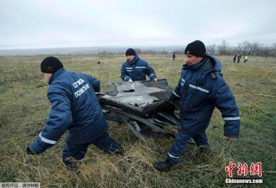 資料圖：當地時間2014年11月16日，烏克蘭頓涅茨克地區，墜毀MH17飛機殘骸收集工作進行中。