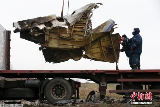 資料圖：2014年11月16日，烏克蘭頓涅茨克地區，墜毀MH17飛機事故現場成功搜尋到起落架的部分殘骸，一大塊機身殘片等。