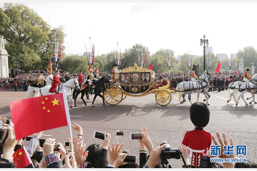 這是習近平和夫人彭麗媛在女王夫婦陪同下，乘坐皇家馬車前往白金漢宮下榻。新華社記者 周磊 攝