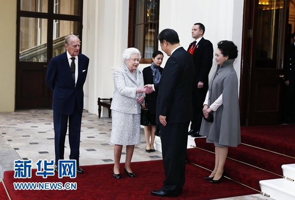 10月22日，國家主席習近平和夫人彭麗媛離開白金漢宮。離開前，英國女王伊麗莎白二世和丈夫菲利普親王專門前來同習近平夫婦親切話別。新華社記者 鞠鵬 攝