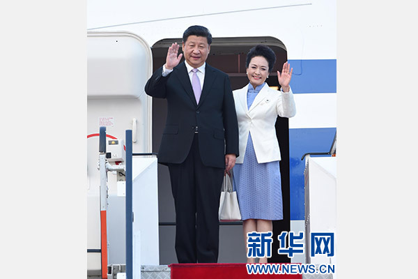 11月6日，國家主席習(xí)近平抵達(dá)新加坡，開始對(duì)新加坡進(jìn)行國事訪問。這是習(xí)近平和夫人彭麗媛步出艙門。 新華社記者張鐸攝
