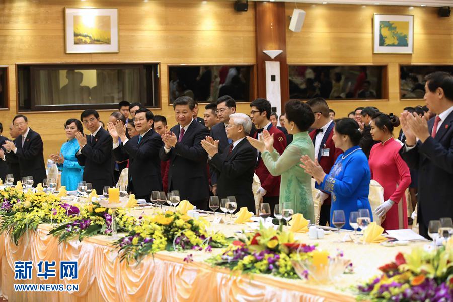 11月5日，中共中央總書記、國家主席習近平和夫人彭麗媛出席越共中央總書記阮富仲和越南國家主席張晉創在河內國際會議中心舉行的盛大歡迎晚宴。新華社記者 龐興雷 攝 