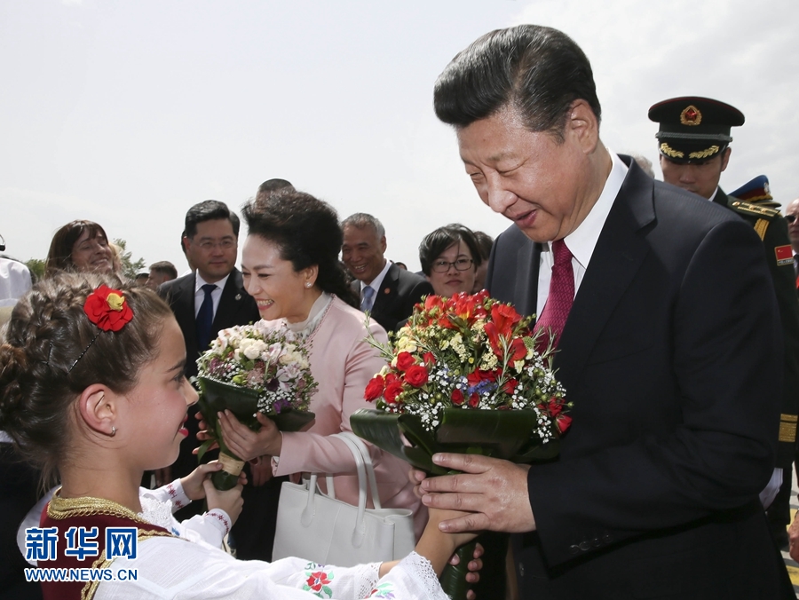  6月17日，國家主席習近平乘專機抵達貝爾格萊德，開始對塞爾維亞共和國進行國事訪問。塞爾維亞少年兒童向習近平和夫人彭麗媛獻上鮮花。新華社記者 蘭紅光 攝 