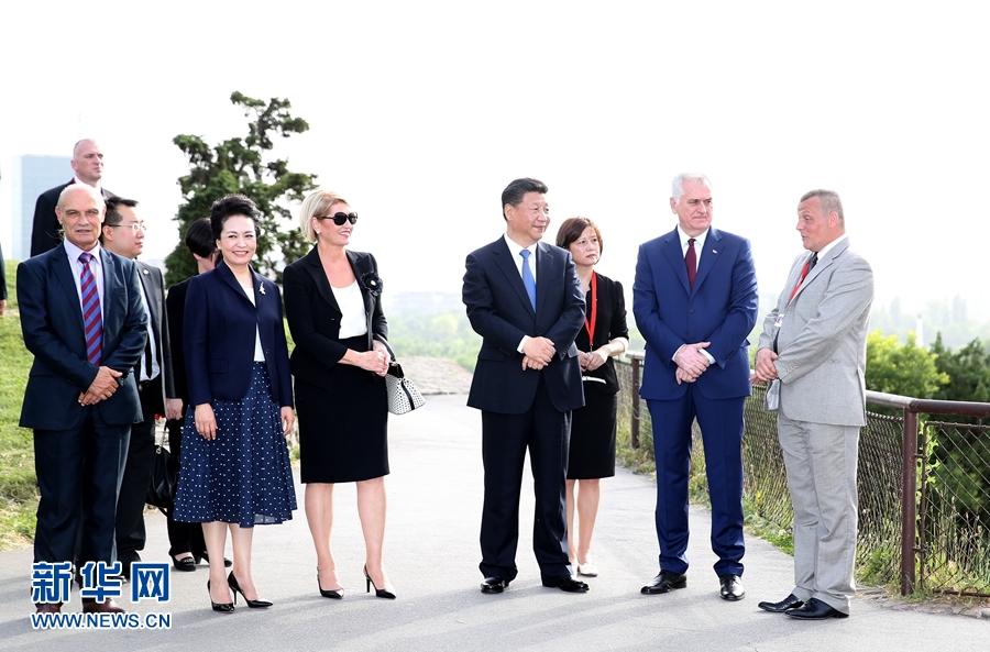 6月17日，中國國家主席習近平和夫人彭麗媛在塞爾維亞總統尼科利奇夫婦陪同下參觀具有悠久歷史的貝爾格萊德卡萊梅格丹公園。 新華社記者 馬占成 攝