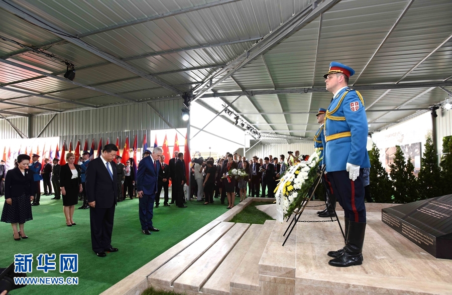 當地時間6月17日下午，剛剛抵達貝爾格萊德開始對塞爾維亞進行國事訪問的國家主席習近平和夫人彭麗媛，第一場活動就是前往中國駐南聯盟被炸使館舊址，憑吊在使館被炸事件中英勇犧牲的邵云環、許杏虎和朱穎3位烈士。新華社記者 饒愛民 攝 