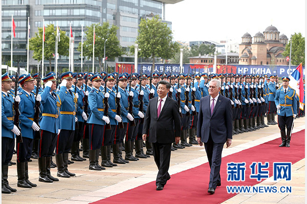 6月18日，國家主席習近平出席塞爾維亞總統尼科利奇在貝爾格萊德舉行的隆重歡迎儀式。 新華社記者馬占成攝