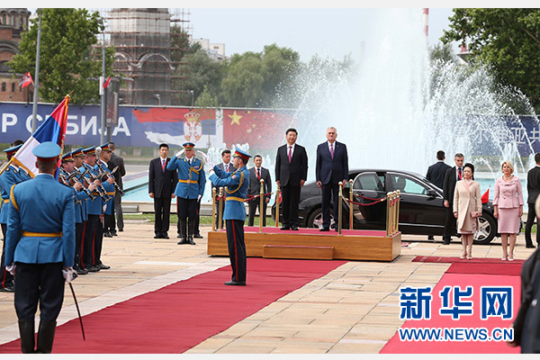  6月18日，國家主席習近平出席塞爾維亞總統尼科利奇在貝爾格萊德舉行的隆重歡迎儀式。 新華社記者馬占成攝