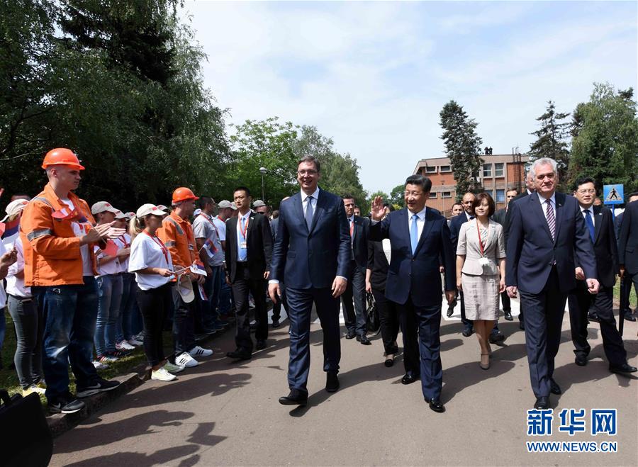 6月19日上午，國家主席習(xí)近平在貝爾格萊德參觀河鋼集團(tuán)塞爾維亞斯梅代雷沃鋼廠。習(xí)近平抵達(dá)時，塞爾維亞總統(tǒng)尼科利奇、總理武契奇在停車處熱情迎接。鋼廠工人和家屬、當(dāng)?shù)厥忻駭?shù)千人夾道歡迎。新華社記者 饒愛民 攝