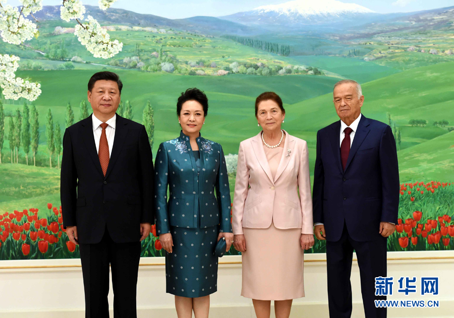 6月22日，國家主席習近平在塔什干庫克薩萊國賓館同烏茲別克斯坦總統卡里莫夫舉行會談。會談前，習近平出席卡里莫夫舉行的歡迎儀式。習近平和夫人彭麗媛受到卡里莫夫和夫人卡里莫娃熱情迎接。新華社記者饒愛民攝