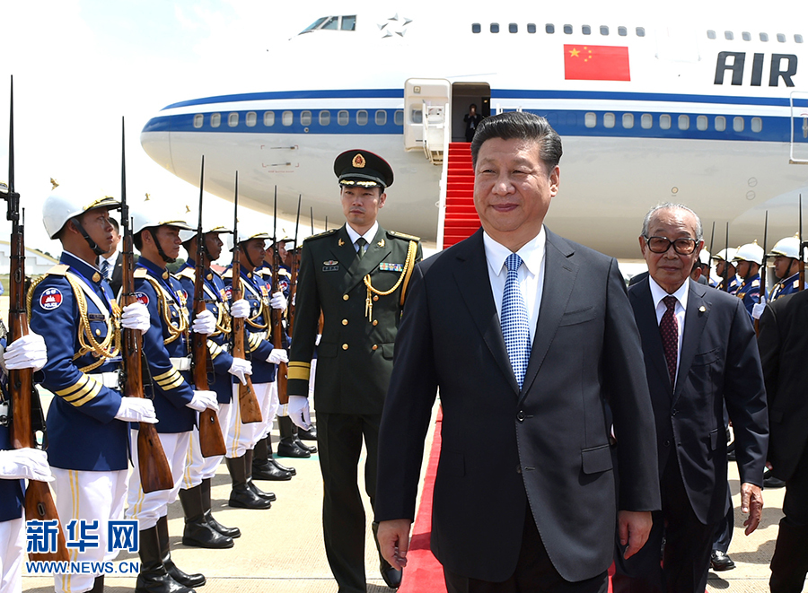 10月13日，國家主席習近平乘專機抵達金邊國際機場，開始對柬埔寨王國進行國事訪問。柬埔寨副首相兼王宮事務大臣貢桑奧親王和夏卡朋親王、阿倫公主等在舷梯旁熱情迎接習近平主席。新華社記者　謝環(huán)馳　攝