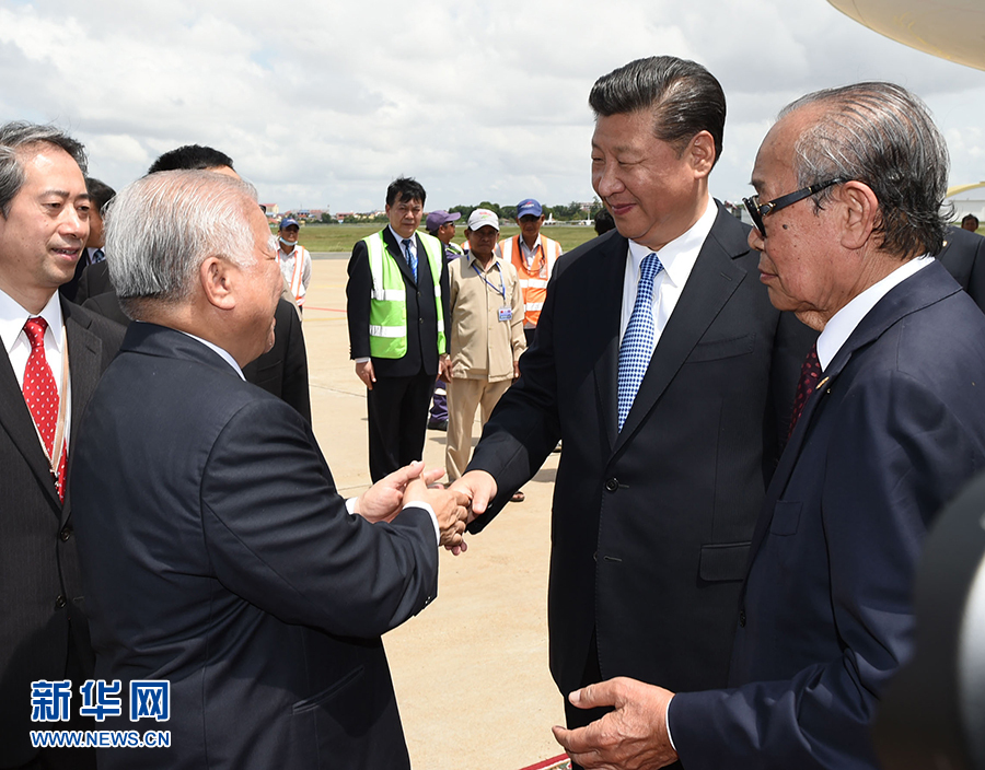 10月13日，國家主席習近平乘專機抵達金邊國際機場，開始對柬埔寨王國進行國事訪問。柬埔寨副首相兼王宮事務大臣貢桑奧親王和夏卡朋親王、阿倫公主等在舷梯旁熱情迎接習近平主席。新華社記者　謝環(huán)馳　攝