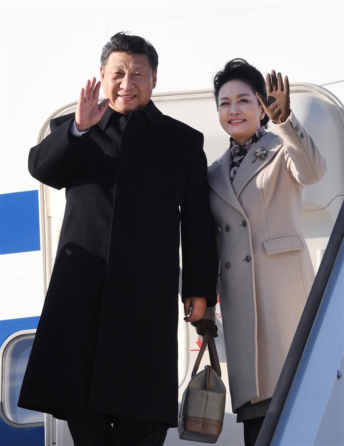 4月4日，國家主席習近平乘專機抵達赫爾辛基，開始對芬蘭共和國進行國事訪問。這是習近平和夫人彭麗媛步出艙門。 新華社記者 饒愛民 攝 