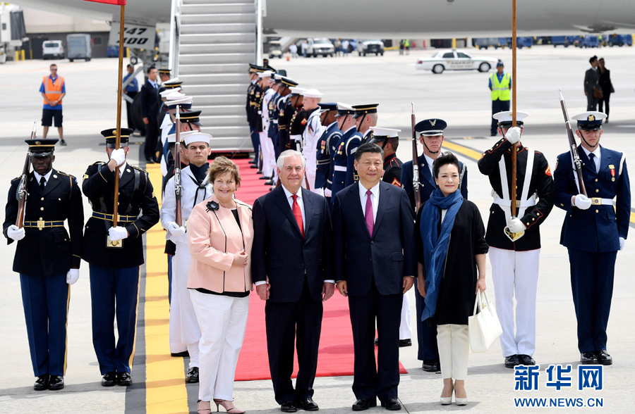 4月6日，國家主席習近平乘專機抵達美國佛羅里達州，將在海湖莊園同美國總統特朗普舉行中美元首會晤。習近平和夫人彭麗媛受到美國國務卿蒂勒森夫婦等熱情迎接。新華社記者 吳曉凌 攝