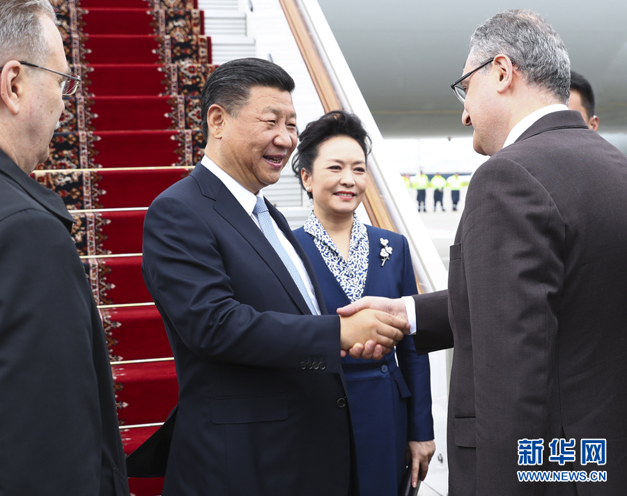 7月3日，國家主席習近平乘專機抵達莫斯科，開始對俄羅斯聯邦進行國事訪問。這是習近平和夫人彭麗媛受到俄羅斯政府高級官員熱情迎接。新華社記者 謝環馳 攝 