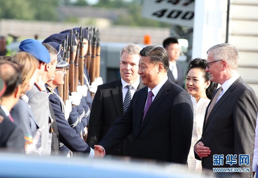 7月4日，國家主席習近平乘專機抵達柏林，開始對德意志聯邦共和國進行國事訪問。德國政府高級官員在舷梯旁迎接習近平和夫人彭麗媛。新華社記者 姚大偉 攝