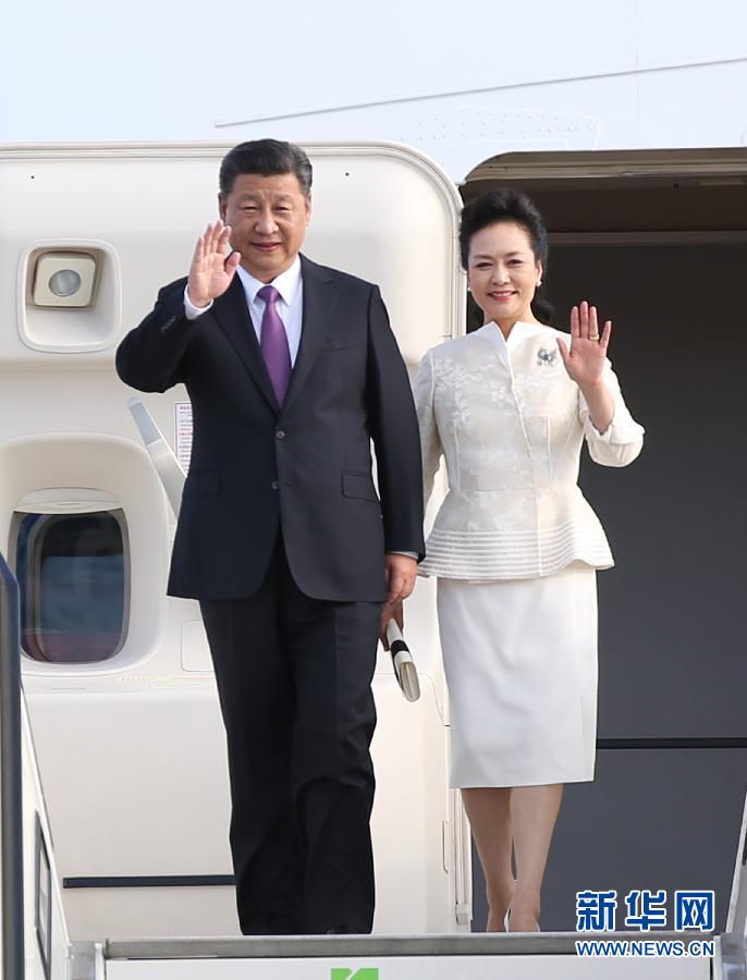 7月4日，國家主席習近平乘專機抵達柏林，開始對德意志聯邦共和國進行國事訪問。這是習近平和夫人彭麗媛步出艙門。 新華社記者 姚大偉 攝