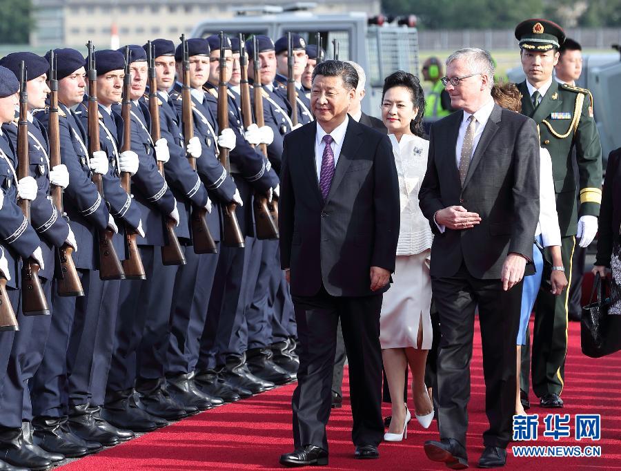 7月4日，國家主席習近平乘專機抵達柏林，開始對德意志聯邦共和國進行國事訪問。德國政府高級官員在舷梯旁迎接習近平和夫人彭麗媛。新華社記者 王曄 攝