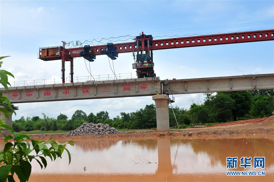 （國際）（1）中老鐵路全線最長橋梁楠科內河特大橋順利架通