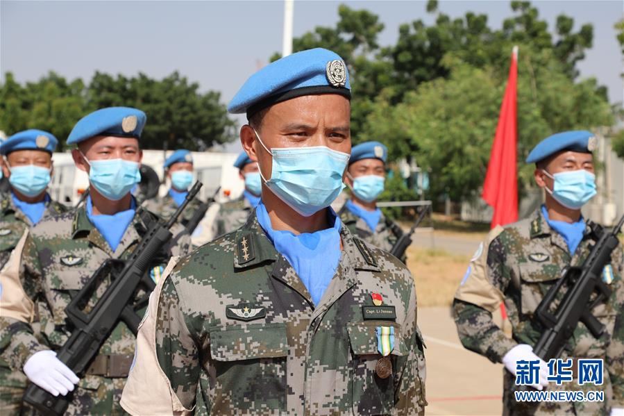 （國際）（2）中國赴蘇丹達爾富爾維和直升機分隊全體官兵榮獲聯合國“和平榮譽勛章”