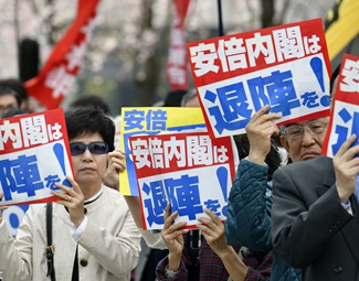 麻煩重重 安倍難逃“森友劫”？