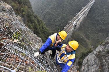 巡山掃石護(hù)春運