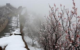 長城春雪美如畫