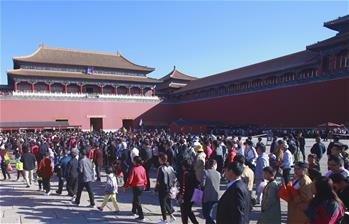 各地景區(qū)迎來(lái)客流高峰