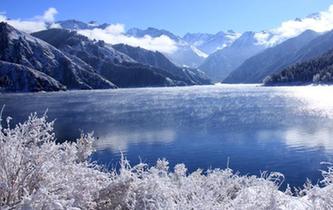 新疆天山天池大雪初晴美如畫